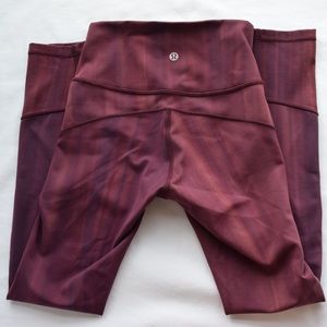 In Movement 25" leggings linear spray Garnet